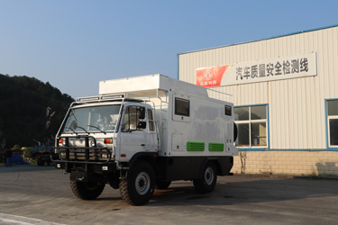 四驅(qū)平頭排半2070越野旅居車_東風(fēng)153越野底盤改裝_越野房車個(gè)性化定制