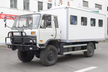 四驅(qū)153越野廂式車_4×4東風(fēng)2070越野客車_東風(fēng)30人客艙房車