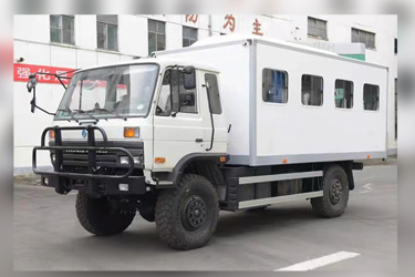 4×4越野客艙房車出口_東風(fēng)四驅(qū)EQ2070越野客車廠家直銷_專用車底盤改裝30人廂式車